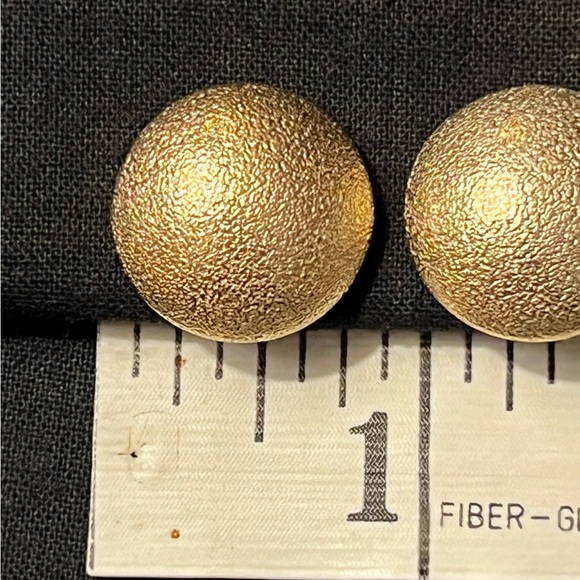 Vintage Emmons Dome Earrings - Picture 5 of 10